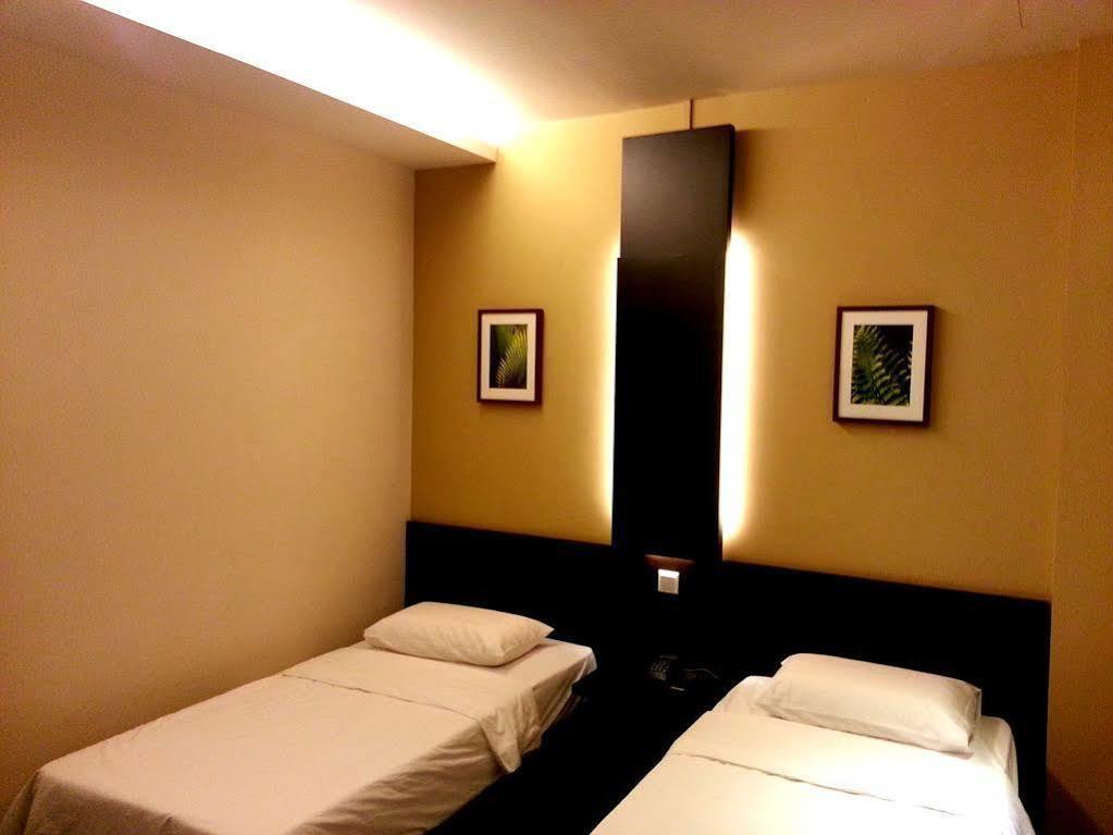 L Hotel At Broadway Singapore Exterior photo